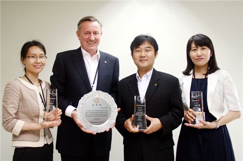 1억원의 포상을 받은 좌측부터 장현숙 차장, 폴 콜먼 COO, 안용호 부장, 원혜순 과장. 