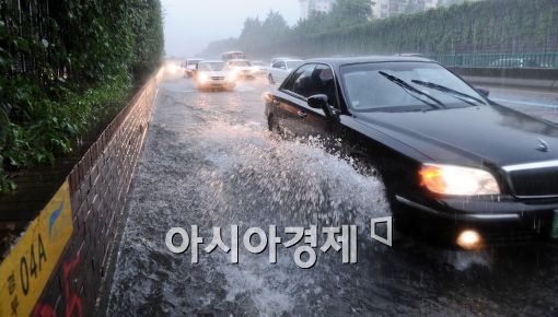 [포토]빗물 고인 경부고속도로