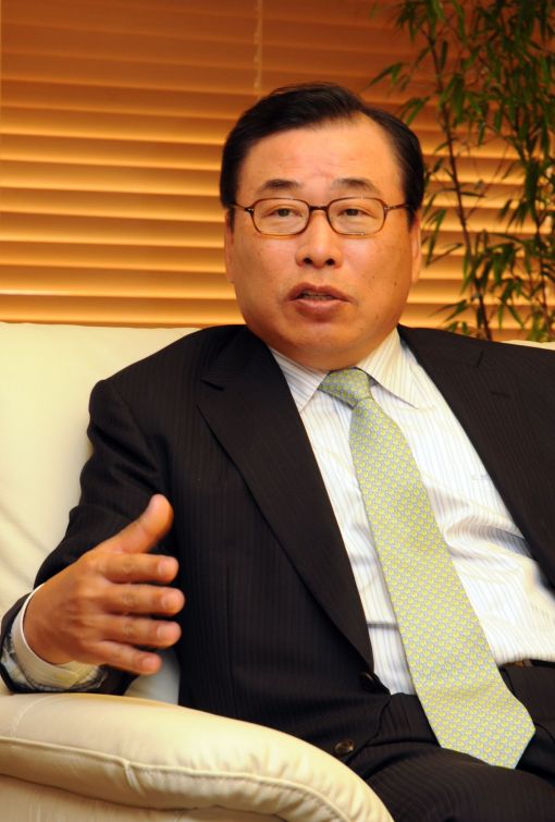 그의 출장 가방엔 운동화가 들어있다