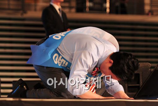 [포토] 큰 절하는 원희룡 후보
