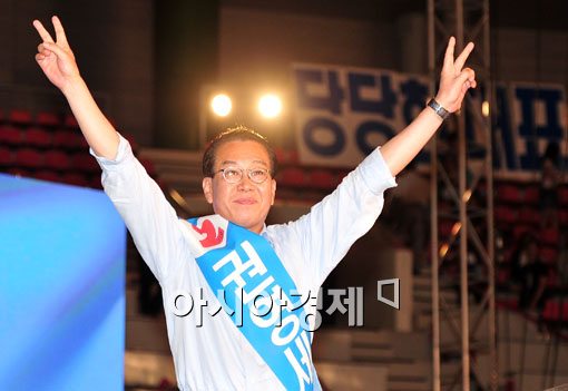 [포토] 승리의 몸짓하는 권영세 후보