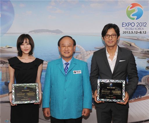 From left, actress Kim Hyo-jin, Yeosu Mayor Kim Chung-seog and actor Oh Ji-ho at the ceremony appointing the two celebrities as promotional ambassador for the city of Yeosu in the South Jeolla Province, South Korea on July 3, 2011. [YTree Media]