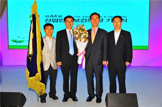 김상균(왼쪽에서 세번째) 부이사장 등 한국철도시설공단 관계자들이 상을 받고 기념사진을 찍고 있다. 