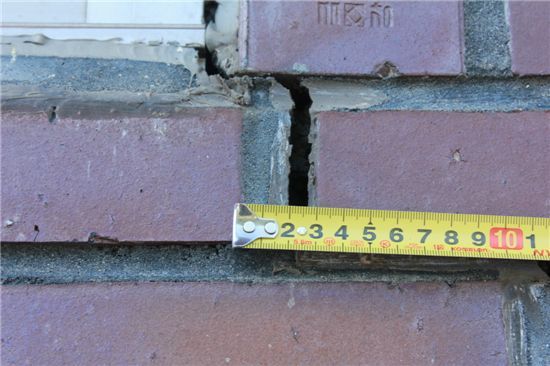 마암리 정진근씨 집의 갈라진 부분. 1cm 이상 벌어졌다.