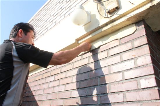 배광봉 마암리 호남고속철비상대책위원회 부위원장이 건물의 갈라진 부분을 확인하고 있다.