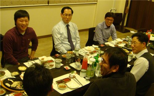 백수택 웅진폴리실리콘 대표(사진 가운데)가 CEO를 초대한 상주공장 계전팀 직원들과 대화를 나누고 있다. 