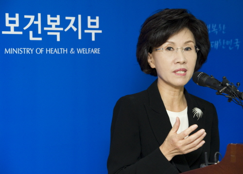 2011년 7월 5일 일반의약품 약국외 판매를 허용하는 내용의 약사법 개정 계획을 밝히는 진수희 당시 보건복지부 장관