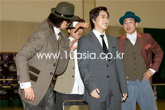 Sungmin and fellow cast members [Lee Jin-hyuk/10Asia]