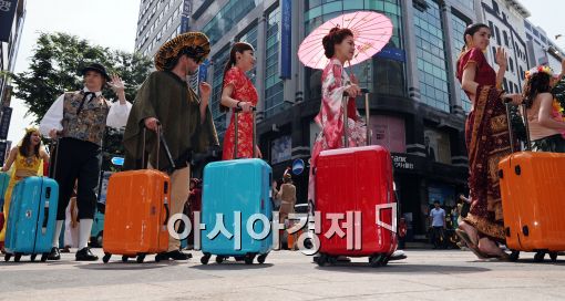 [포토]여행가방 '큐브 알파' 이색 도심 퍼레이드