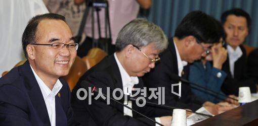 [포토]활짝 웃는 박재완 장관