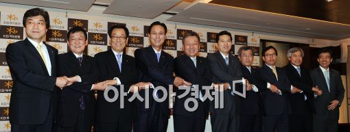[포토]손 맞잡은 어윤대 KB금융지주 회장