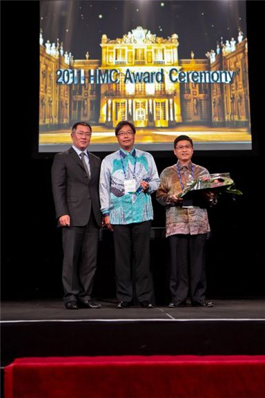 정의선 현대차 부회장이 캐나다에서 열린 '2011 전세계 대리점 대회'에 참석해 수상한 말레이시아 판매법인 관계자들과 기념 사진을 찍고 있다.