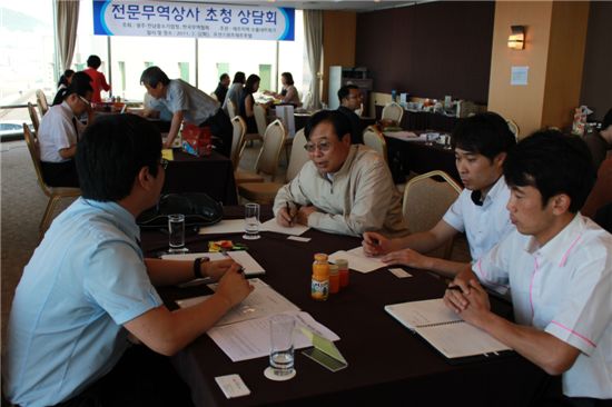한국무역협회에서는 5일 전문무역상사를 초청해 제주지역 수출상담회를 개최했다. 