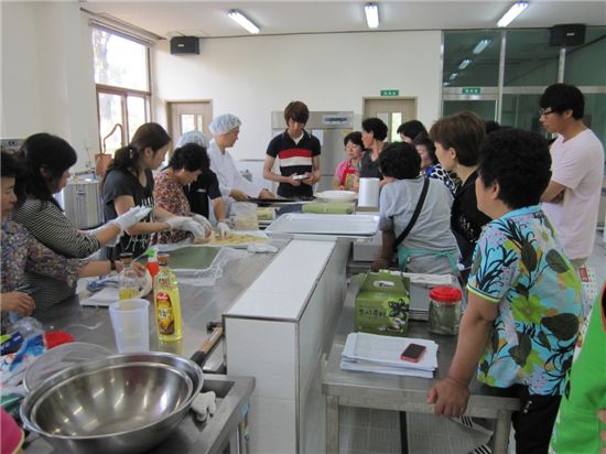 모시떡 만들기 실습을 하고 있는 서천 주민들.