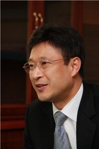 올 여름철 휴양림 운영 방향 등을 설명하고 있는 서경덕 국립자연휴양림관리소장.