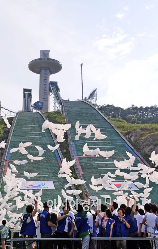 전국서 모인 응원단들이 평창의 동계 올림픽 유치를 기원하는 비둘기 모양 풍선을 날리고 있다.