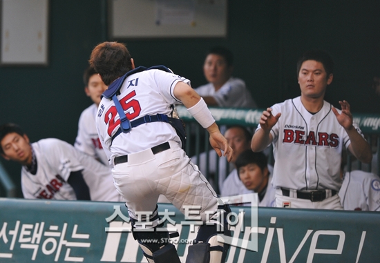 [포토] 이성열 '다가오는 양의지, 깜짝 놀랐네'