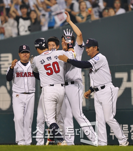 [포토] 홈런 친 김현수 '(김)강률아, 모션이 큰데~'