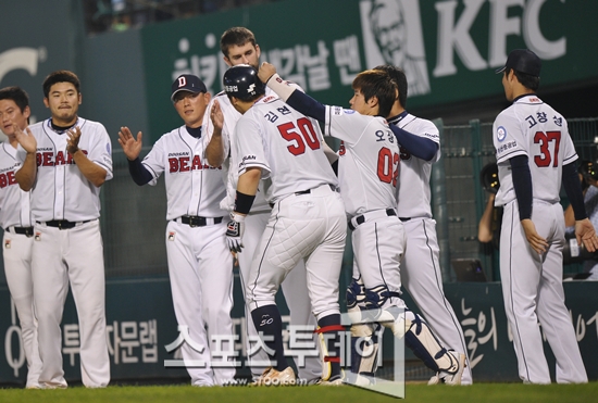 [포토] 김현수 솔로 홈런 '주먹으로 머리 꽁'