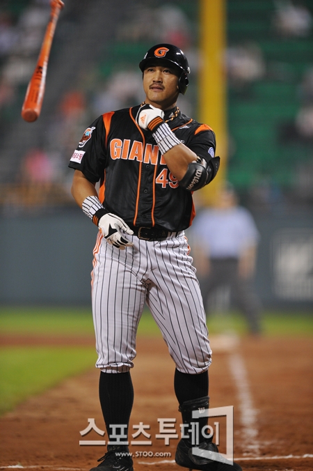 [포토] 홍성흔 '나 볼넷 받은 남자야'