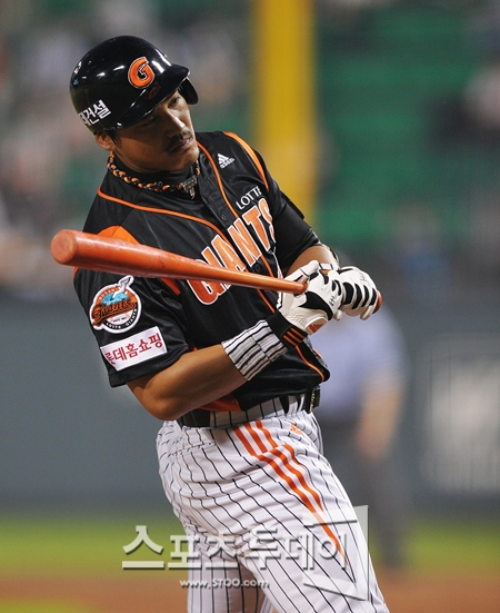 [포토] 홍성흔 '몸 쪽 공에 깜짝'