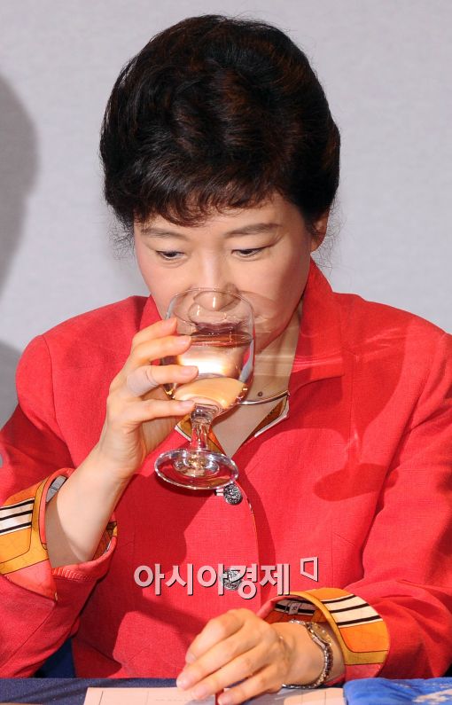 [포토]물 마시는 박근혜 전 대표
