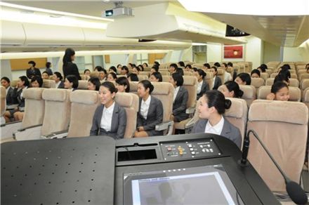 인천 재능대학교 항공운항서비스과 학생들이 실제 비행기 내부를 그대로 옮겨온 실습실에서 수업하고 있는 모습.
