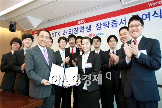 [포토]"회장님! 장학금으로 열심히 공부할게요"