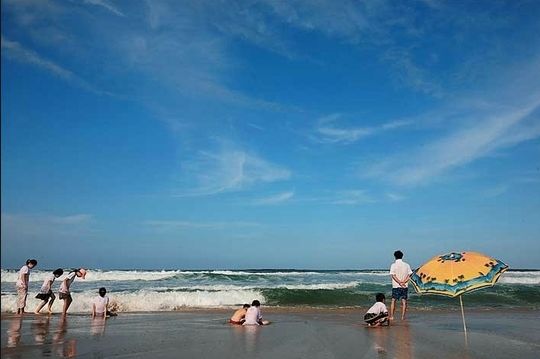 깨끗한 바닷물로 유명한 동해안 망상해수욕장 전경 