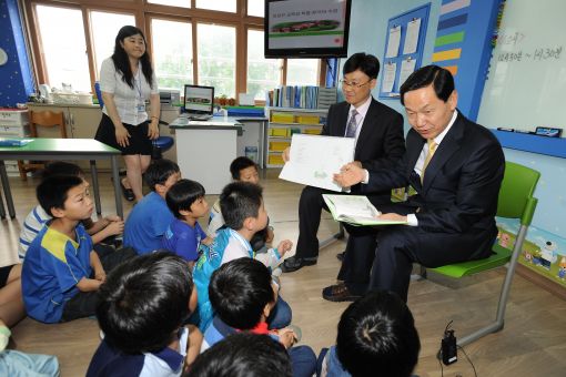 김상곤 경기도교육감이 7일 안산 원곡초등학교를 방문, 일일교사로 학생들과 이야기를 나누고 있다.