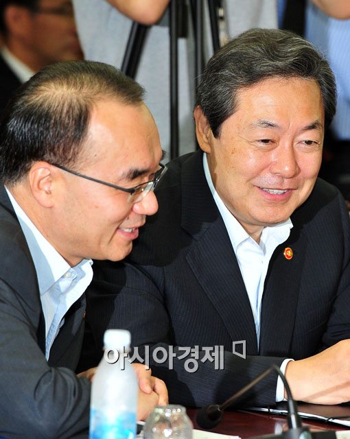 [포토] 서민생활대책회의 참석한 박재완 장관