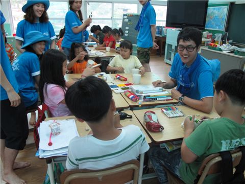 ▲수협은행 대학생 어촌봉사단원들이 7일 전남 진도군 의신초등학교 접도분교 어린이들의 방과 후 학습을 돕고 있다.

