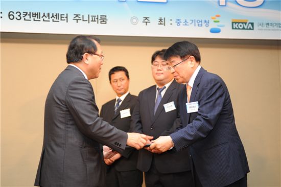 김동선 중소기업청장(왼쪽)이 '2011년 벤처천억클럽' 시상식에서 이승규 디에스 대표(오른쪽)에게 매출액 부문 최고기업상을 수여하고 있다.