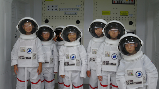 지난해 여름방학 카리스쿨 항공우주과학캠프에 참가한 학생들이 우주체험을 위해 고흥우주체험센터안으로 들어가고 있다