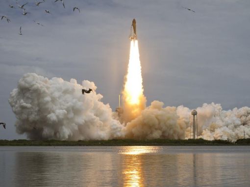 우주왕복선 아틀란티스호가 7일(현지시간) 미국 플로리다주 케이프커내버럴 케네디 우주센터에서 발사되고 있다.