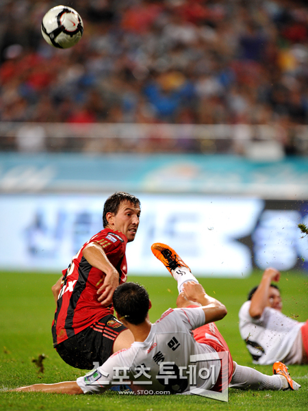 [포토] 데얀 '공이 어디로 갔지'