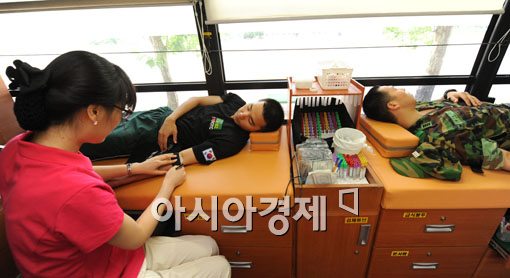 [포토] 헌혈하는 군인들