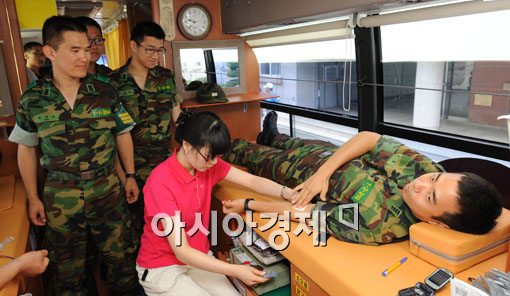 [포토] 헌혈하는 ROTC
