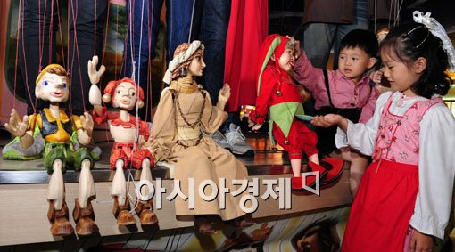 [포토] 키다리 줄인형 마리오네트 체험전