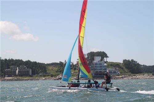 요트를 타고 있는 교육생들.