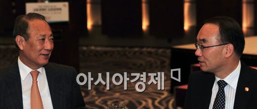 [포토] 김승유 하나금융 회장 만나는 박재완 장관