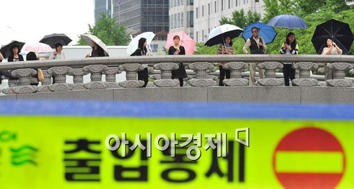 [포토] 청계천 출입통제, 아쉬운 관광객들