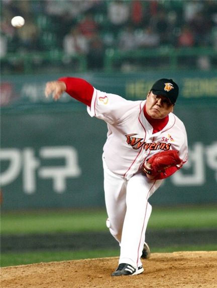 채병용, 공익근무중 민간 코치 활동…병역법 처벌 위기