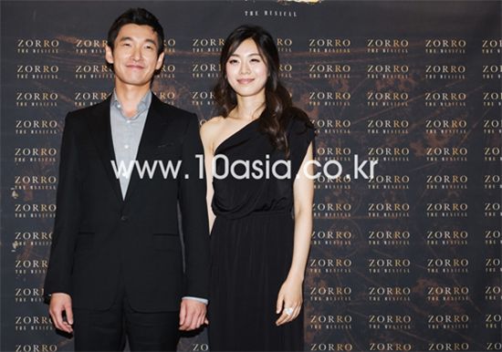 From left, musical actor Cho Seung-woo and musical actress Cho Jung-eun pose during a photocall of a press conference for musical "Zorro" held in Seoul, South Korea on July 11, 2011. [Chae Ki-won/10Asia]