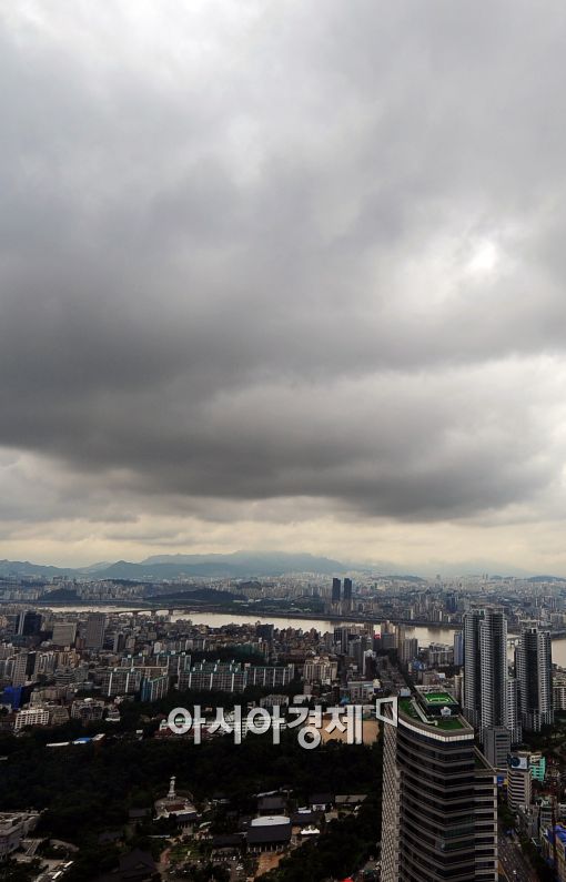[포토]먹구름으로 뒤덮힌 서울시내