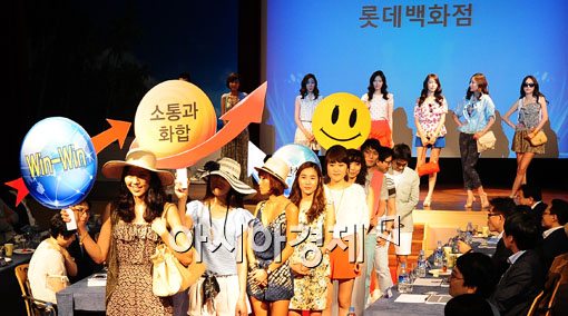 [포토] 백화점 직원들이 직접 선보이는 바캉스 룩