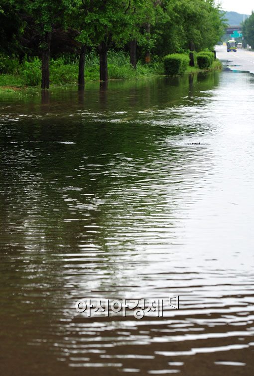 [포토] 물에 잠긴 도로