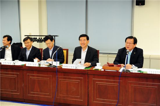 고재득 서울시구청장협의회장(오른쪽 끝)과 유덕열 동대문구청장이 회의 도중 활짝 웃고 있다.