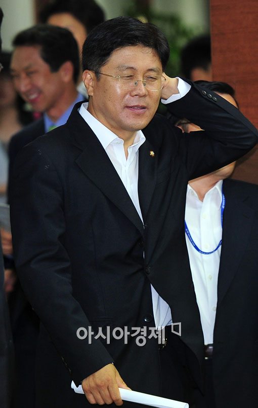 [포토] 회의 참석하는 김정권 한나라당 신임 사무총장
