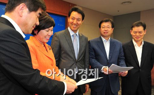 [포토] 재선 1주년 자축하는 서울시 간부들